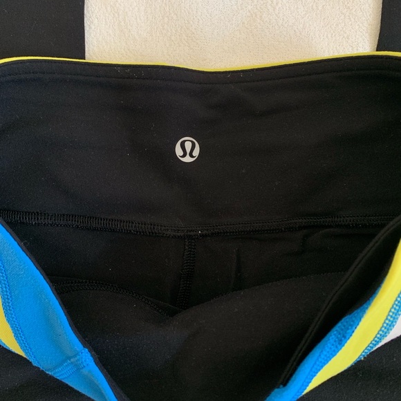 Lululemon Wunder Under Crops in luon + reversible - Picture 2 of 4